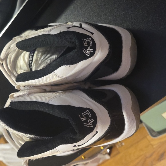 Jordan Athletic Shoes Black and White - Picture 2 of 3